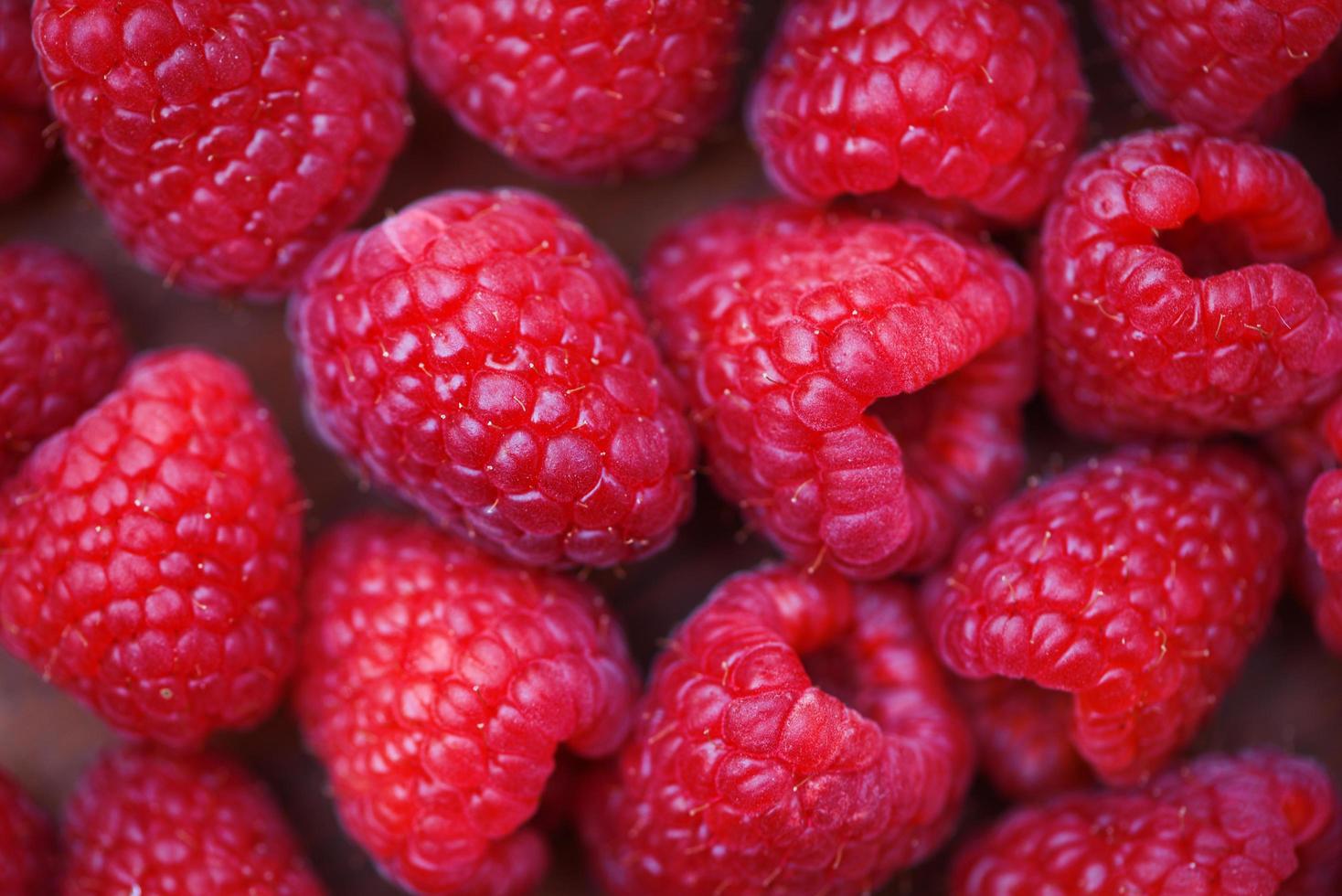 textura de frambuesa fresca cerca de frambuesas rojas vista superior de fondo de fruta foto