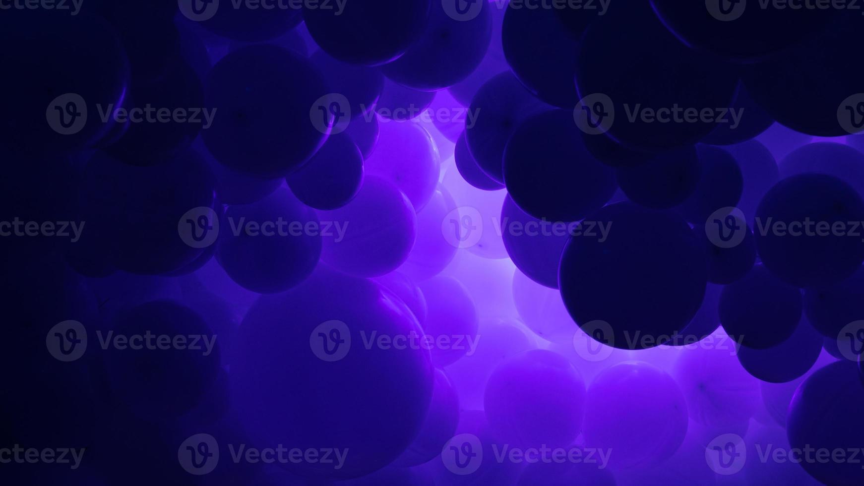 fondo morado con globos voladores - diseño limpio, banner realista abstracto 3d. foto