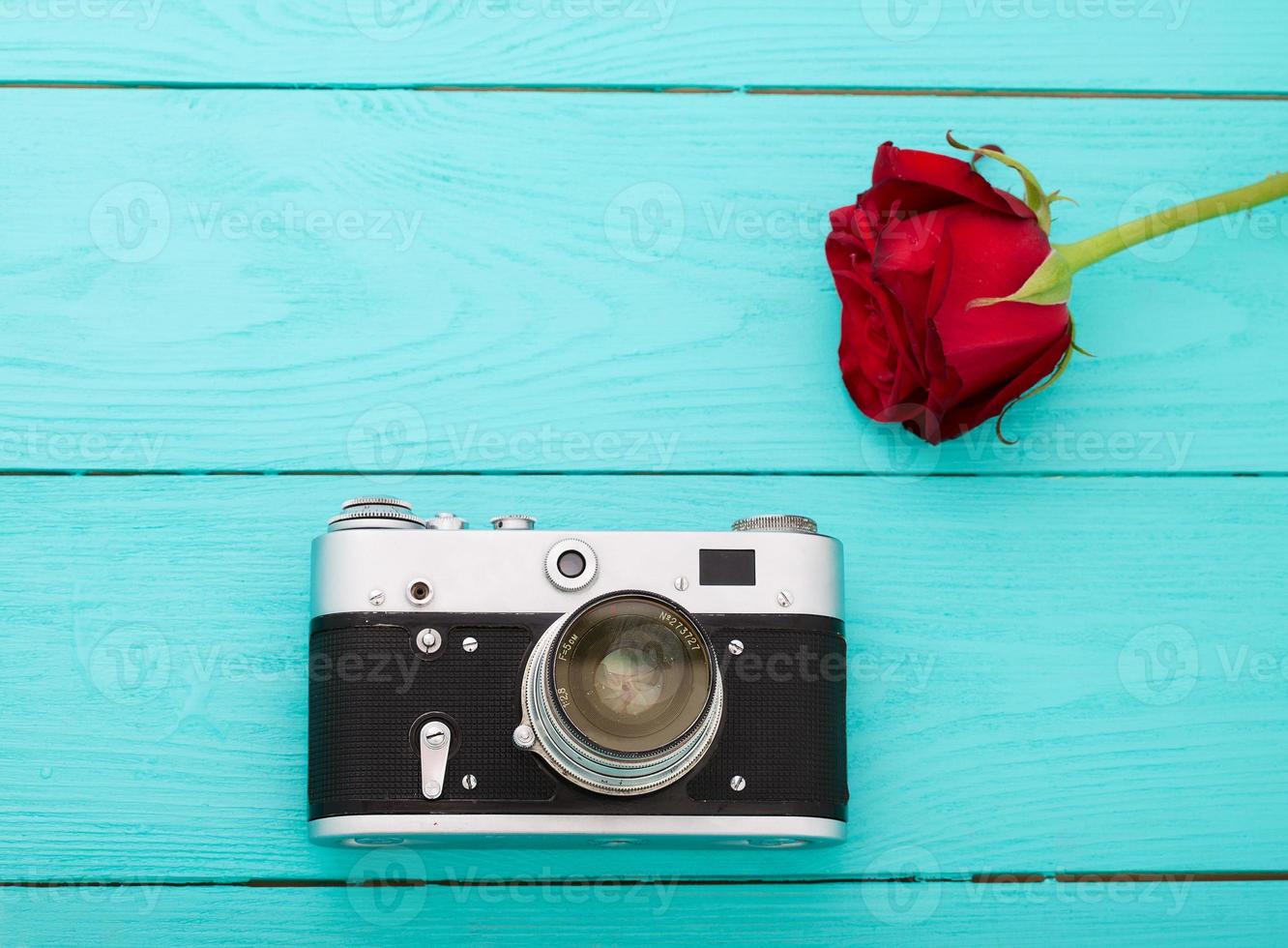 cámara retro y rosas - concepto de historia de amor vedding foto