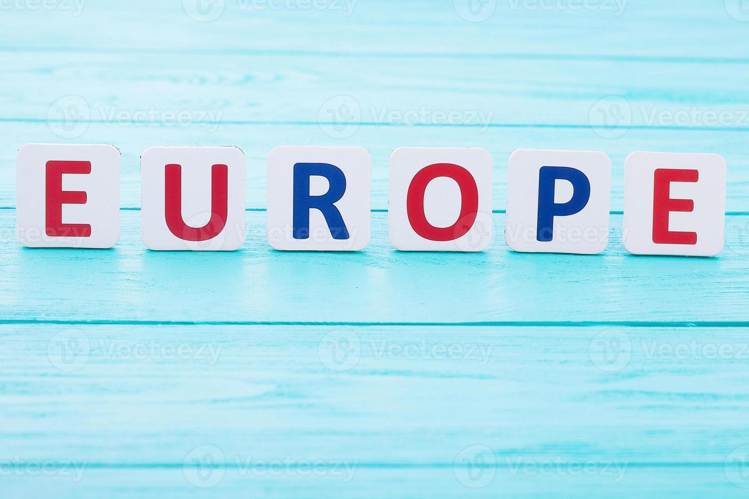 palabra europa sobre fondo de madera azul. copie el espacio y el enfoque selectivo foto