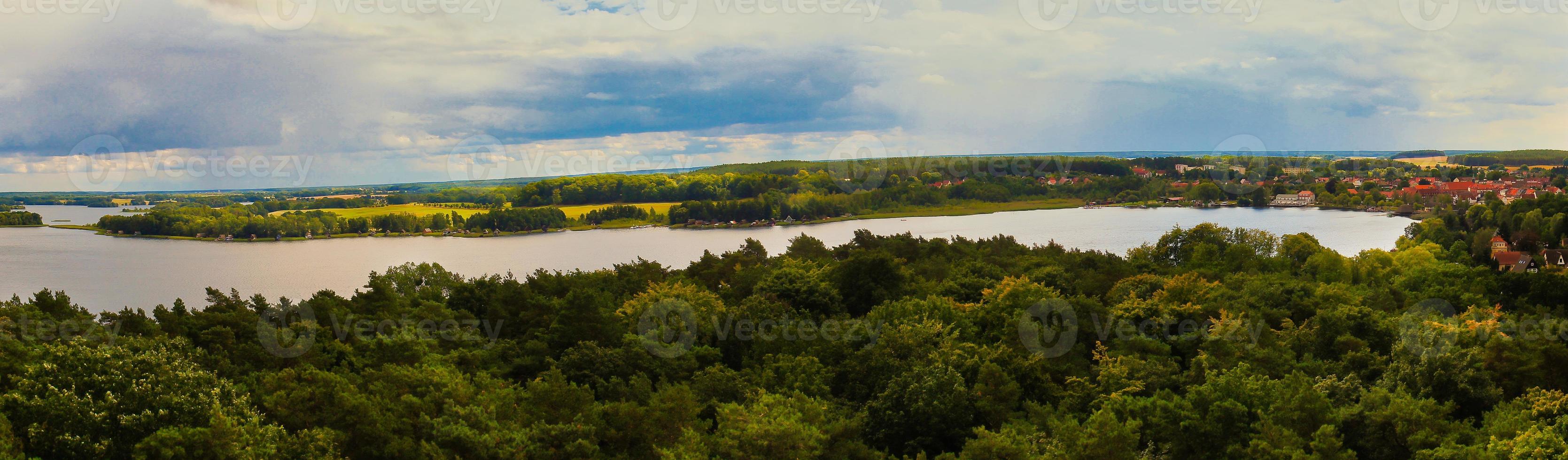 vista de cracovia am see. paisaje de lagos con densos bosques en la orilla. vacaciones foto