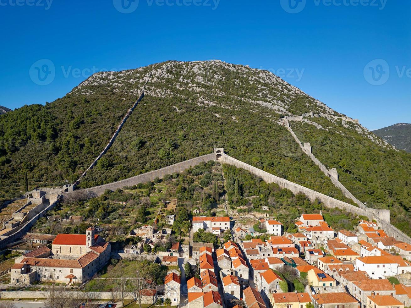 vista aérea de drones de las murallas fortificadas de la ciudad de ston en croacia. turismo cerca del mar adriático. visitas históricas. foto