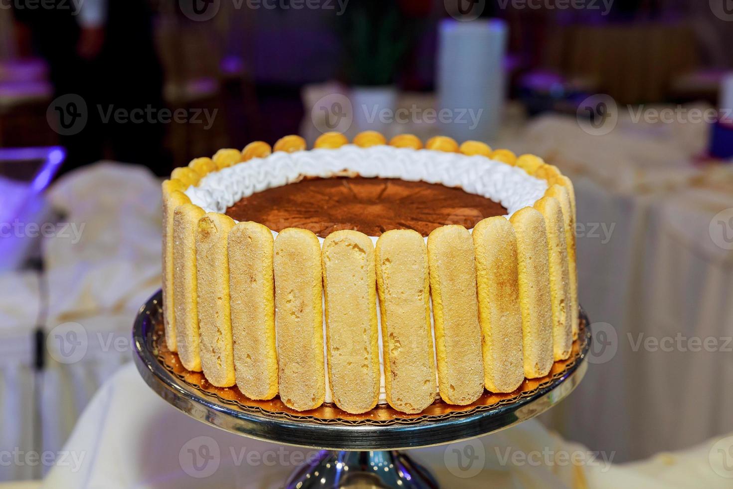 dulces elegantes y lujosos para arreglos de eventos. decoración de la boda mesa de postres foto