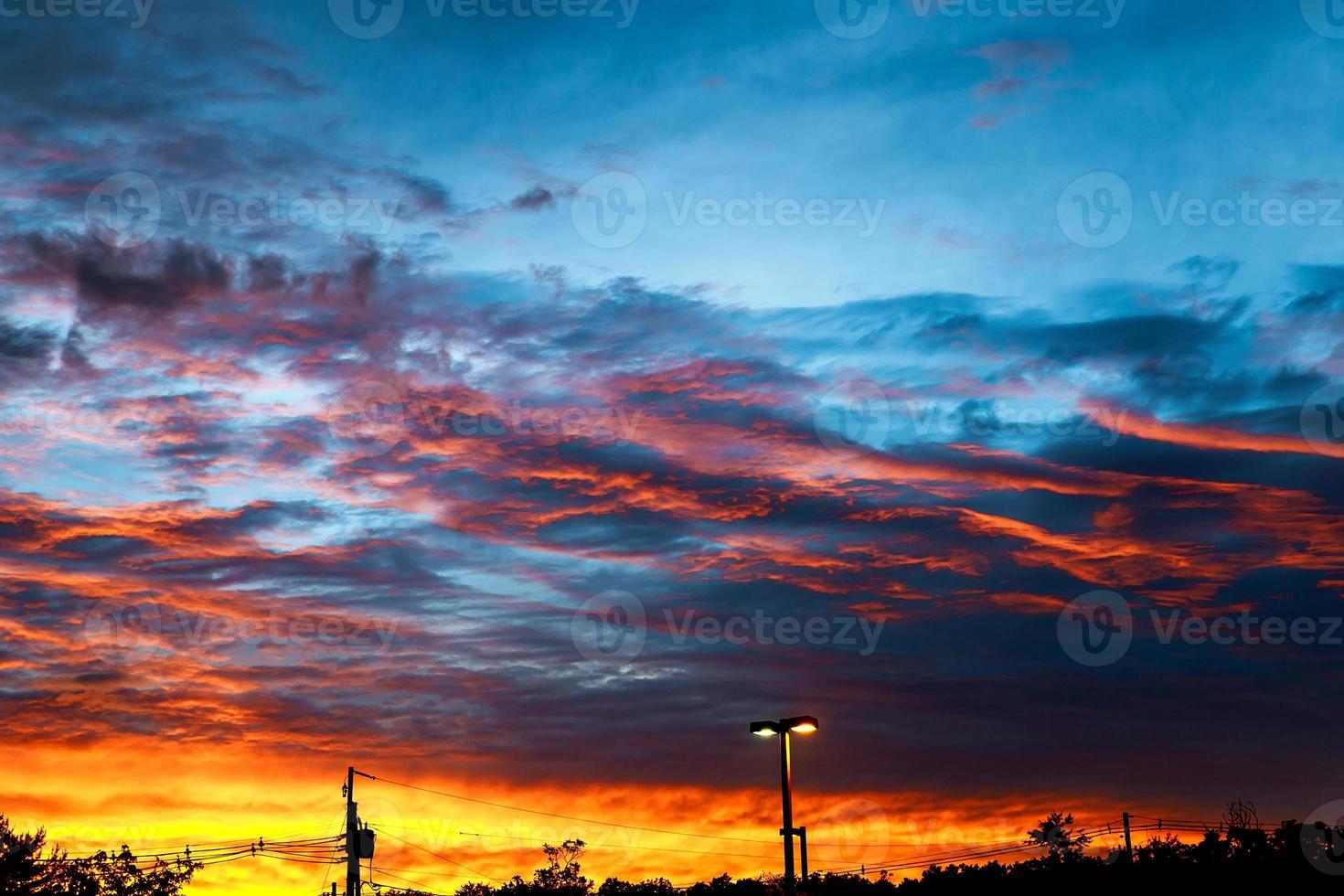 puesta de sol de colores brillantes nubes hermosas foto