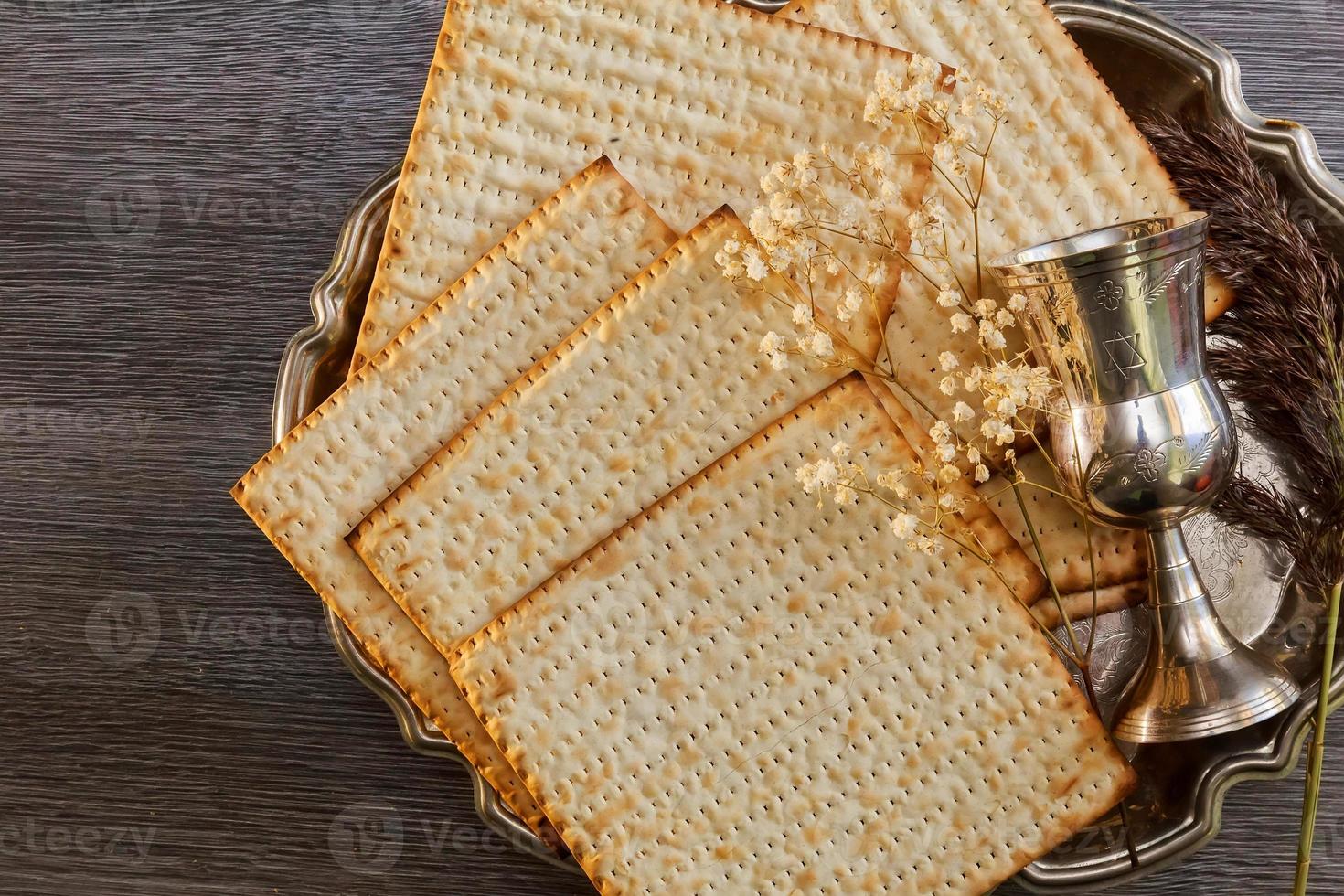 Pesach Stilllife with wine and matzoh jewish passover bread 19573395