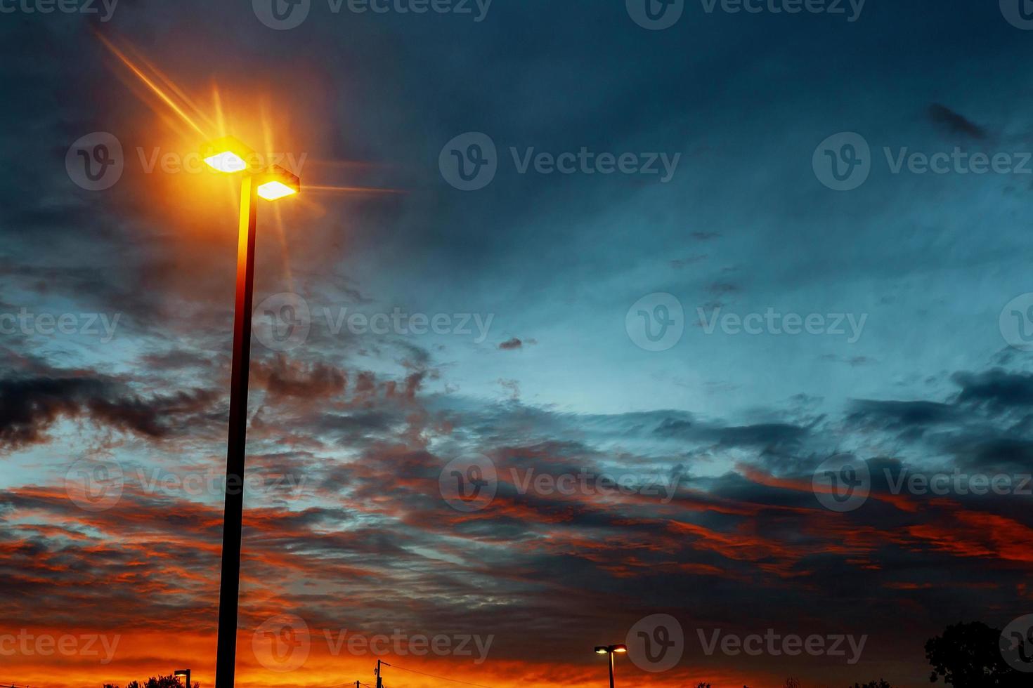 puesta de sol de colores brillantes nubes hermosas foto