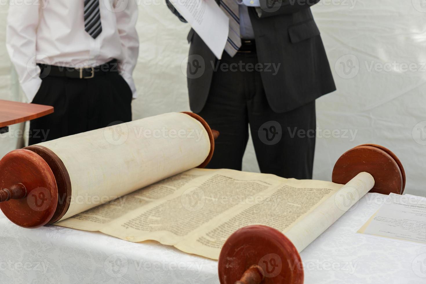 mano de niño leyendo la torá judía en bar mitzvah 5 de septiembre de 2016 EE.UU. foto