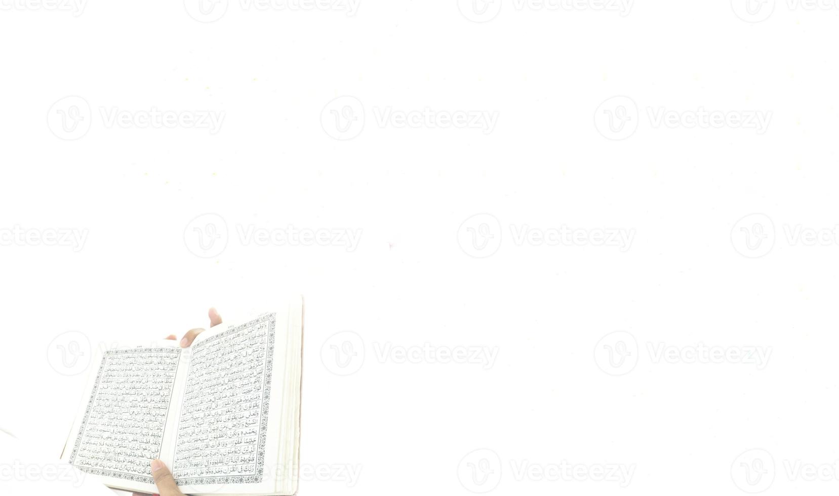 hombre leyendo un corán listo para el ramadán foto