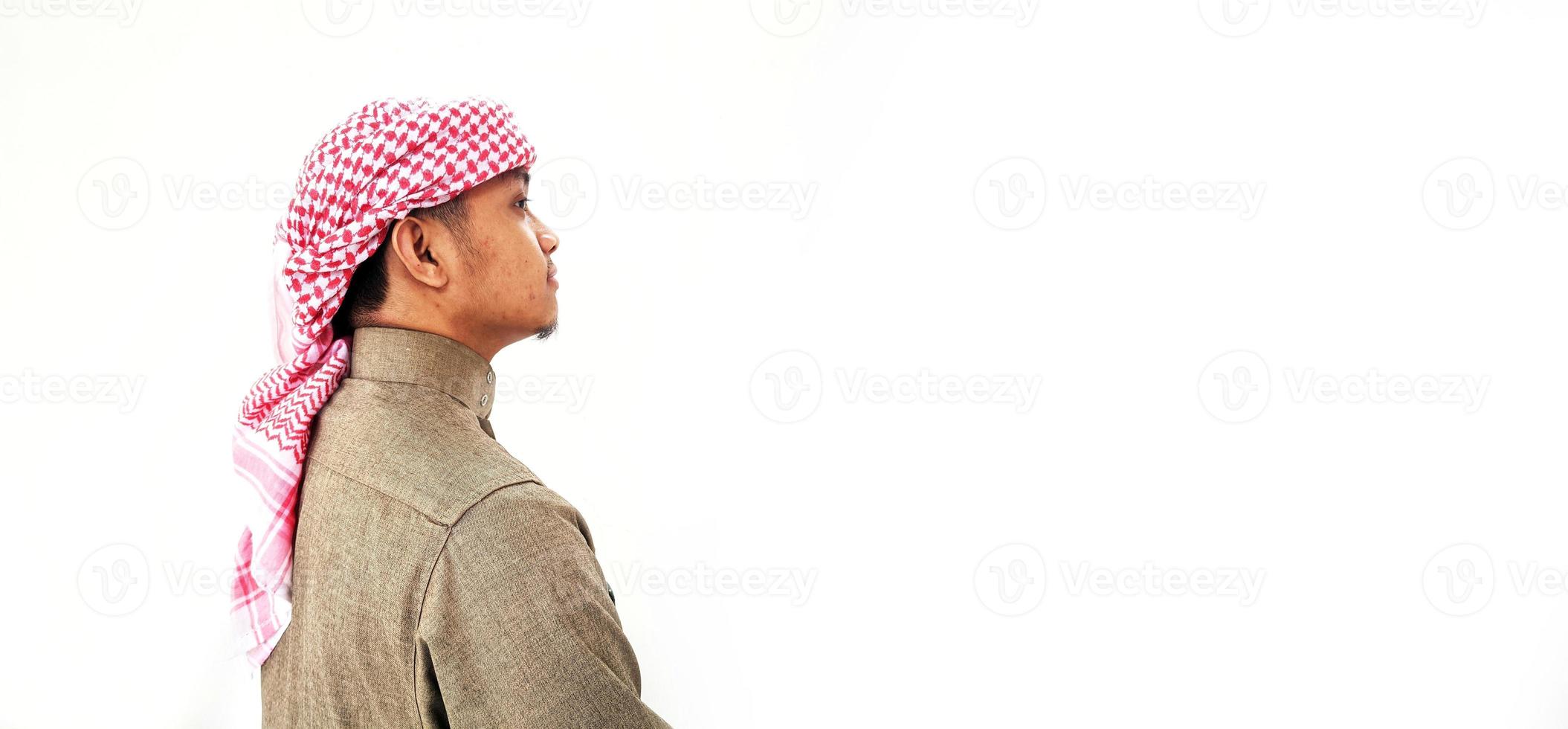 a Muslim man wearing a robe and turban photo