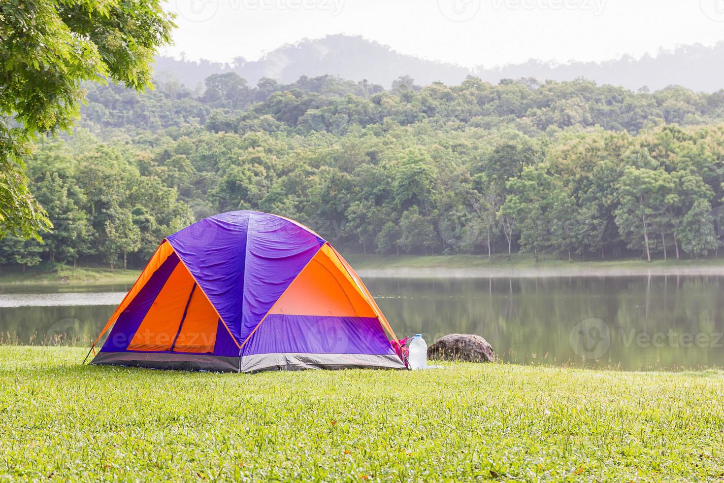 carpas domo acampando al lado del lago foto