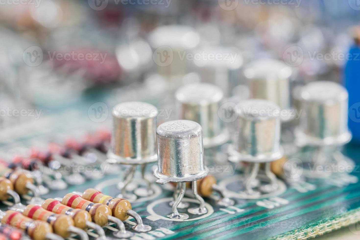 condensadores y conjunto de resistencias en la placa de circuito foto