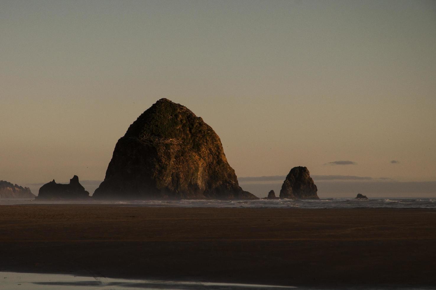 rocas en la playa al atardecer foto