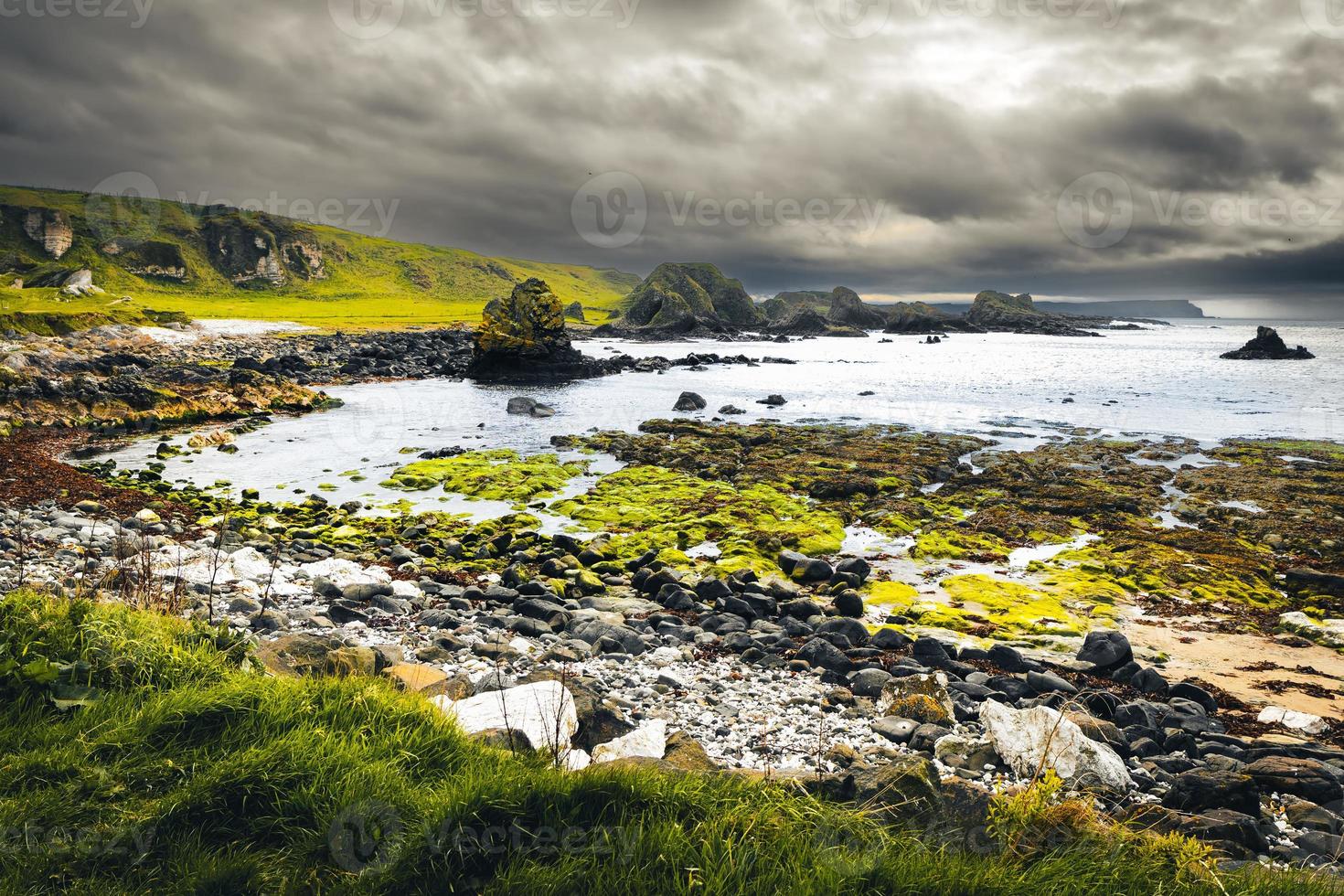 salvaje y espectacular costa de irlanda del norte en ballintoy. concepto de lugares de rodaje de juego de tronos. foto