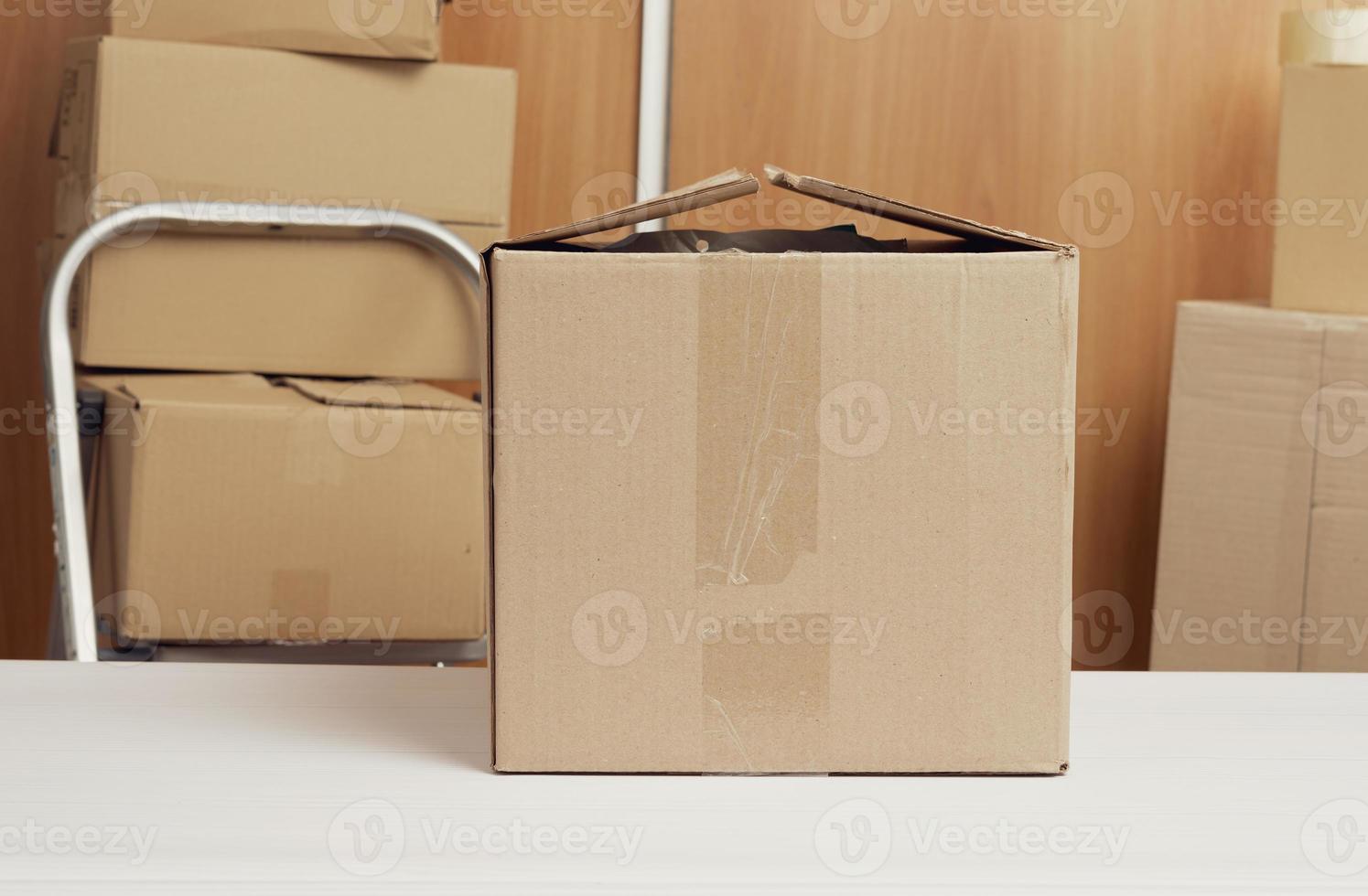 muchas cajas de cartón marrón, el proceso de empacar cosas cuando se mueve foto