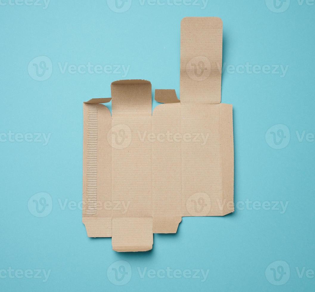 papel protector debajo de una caja con perfume, plantilla de cartón corrugado blanco foto
