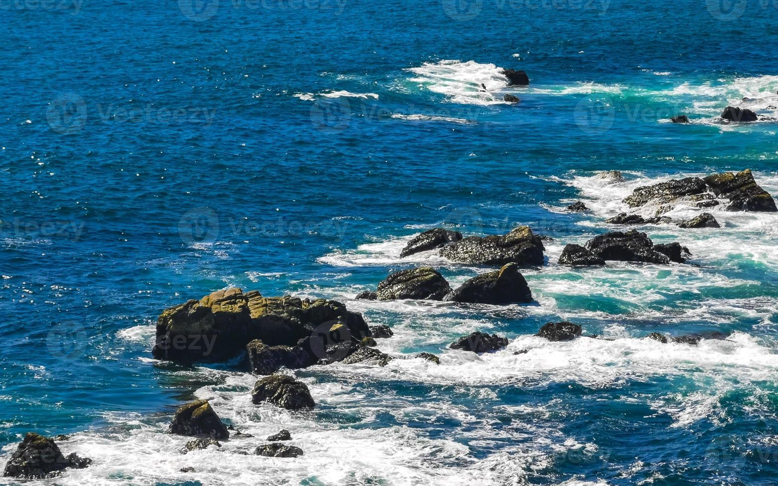 hermosas rocas acantilados ver olas en playa puerto escondido mexico. foto