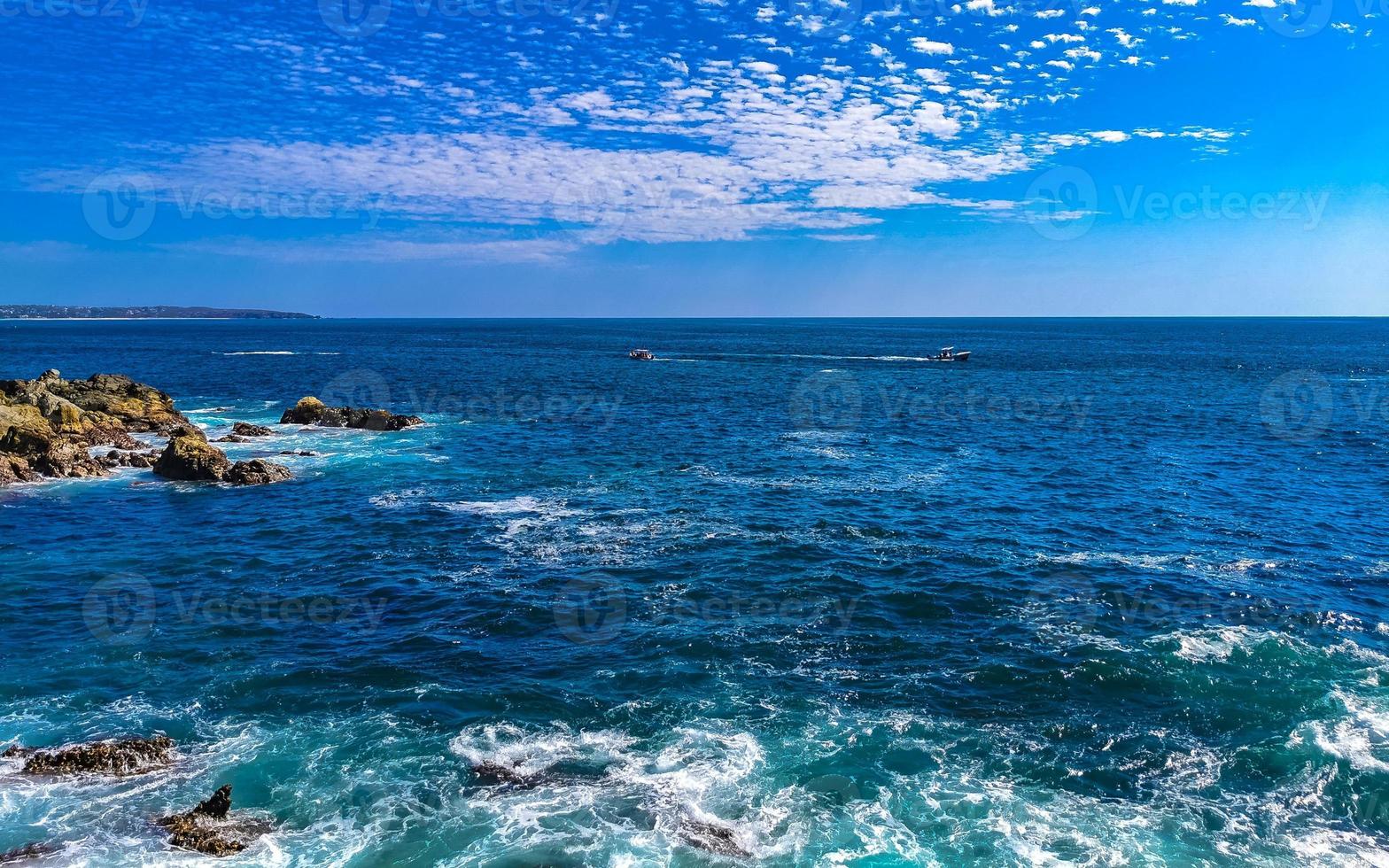 hermosas rocas acantilados ver olas en playa puerto escondido mexico. foto