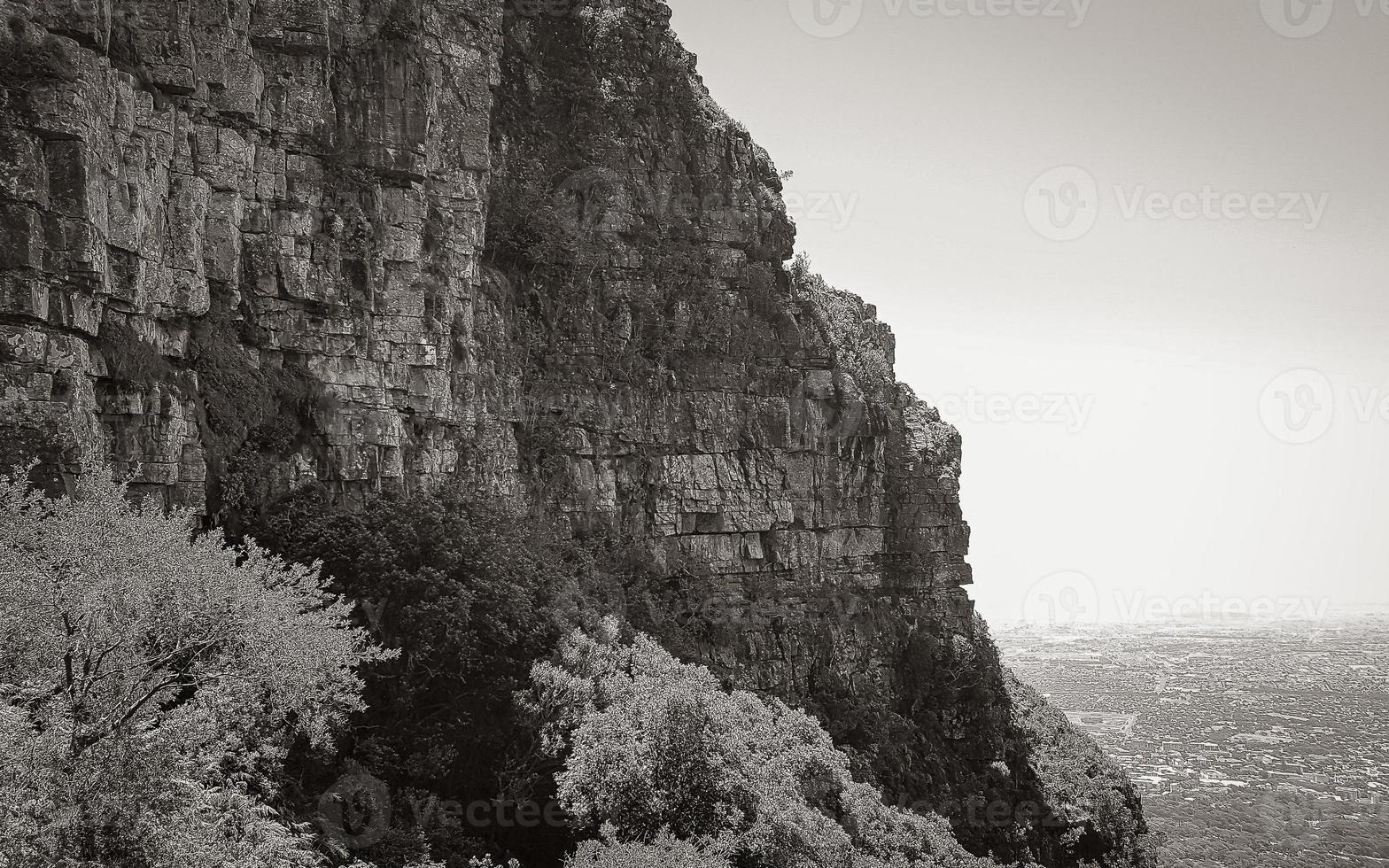 acantilados y rocas parque nacional de la montaña de la mesa ciudad del cabo, áfrica. foto