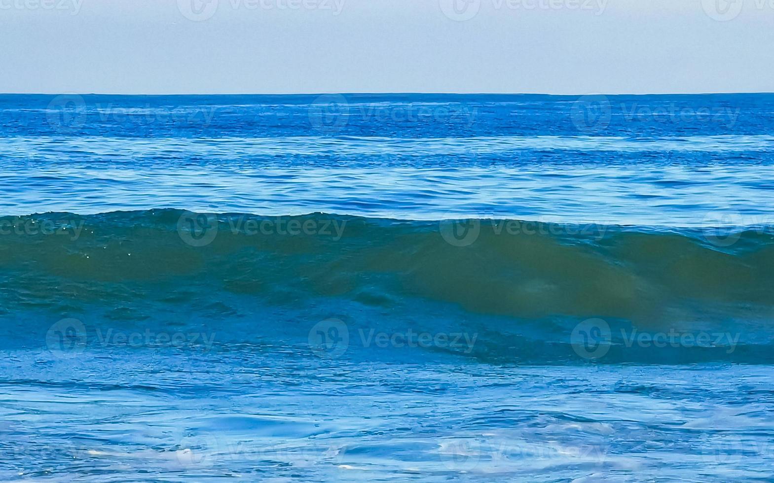 enormes olas de surfistas en la playa puerto escondido méxico. foto