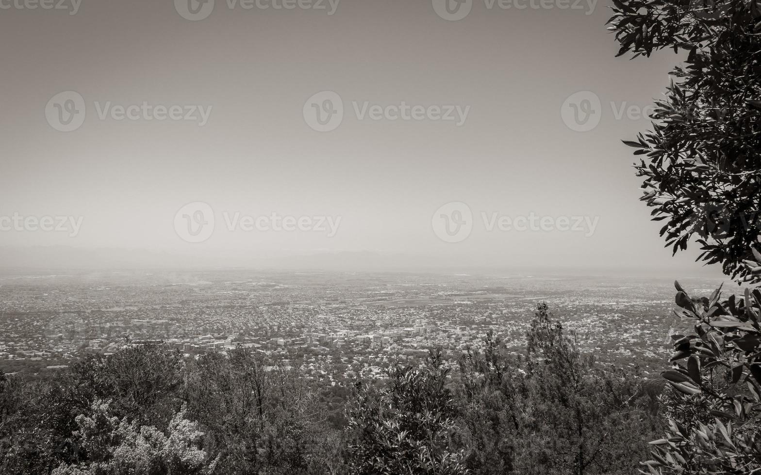 vista desde el parque nacional de table mountain ciudad del cabo a claremont. foto