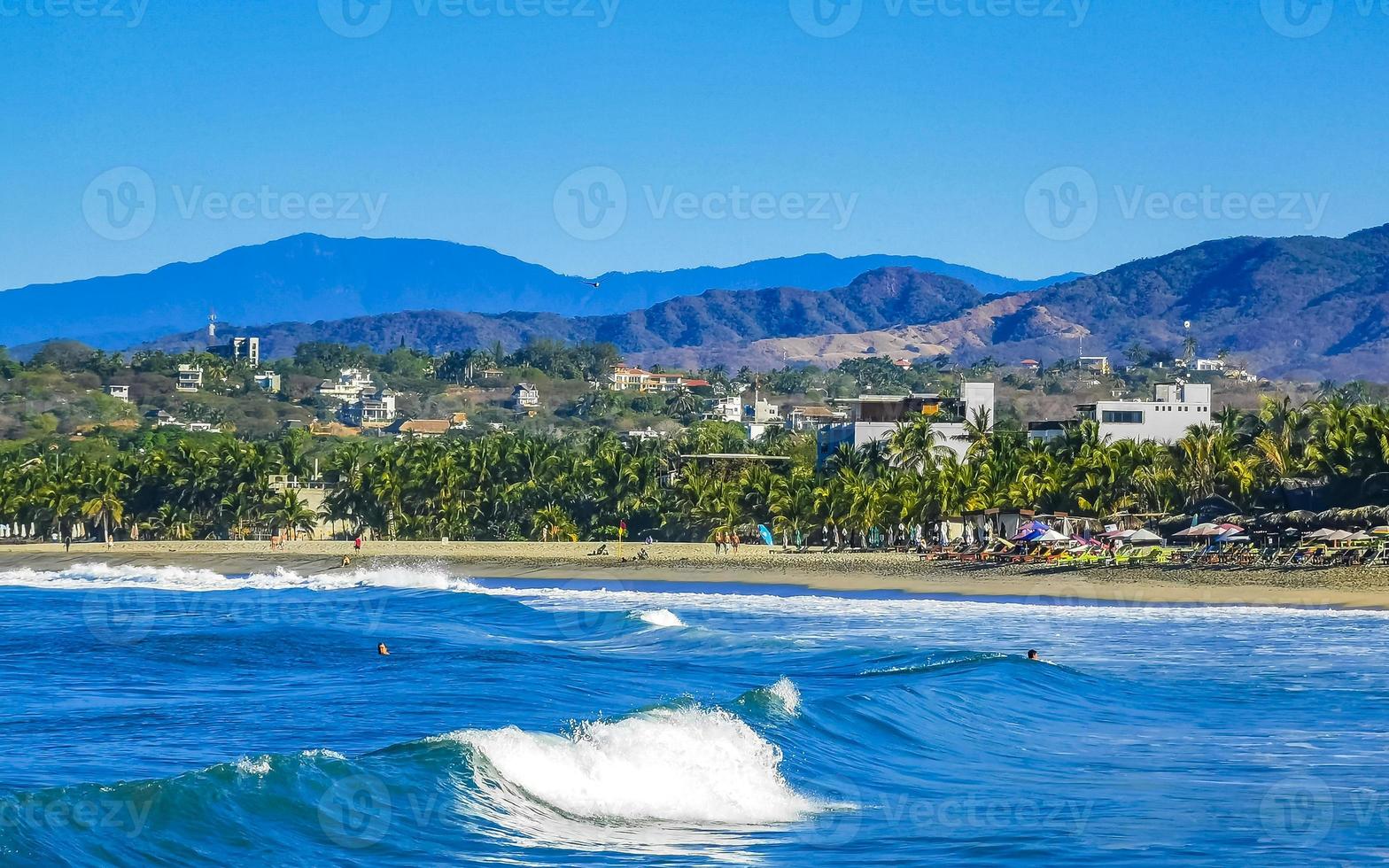 enormes olas de surfistas en la playa puerto escondido méxico. foto