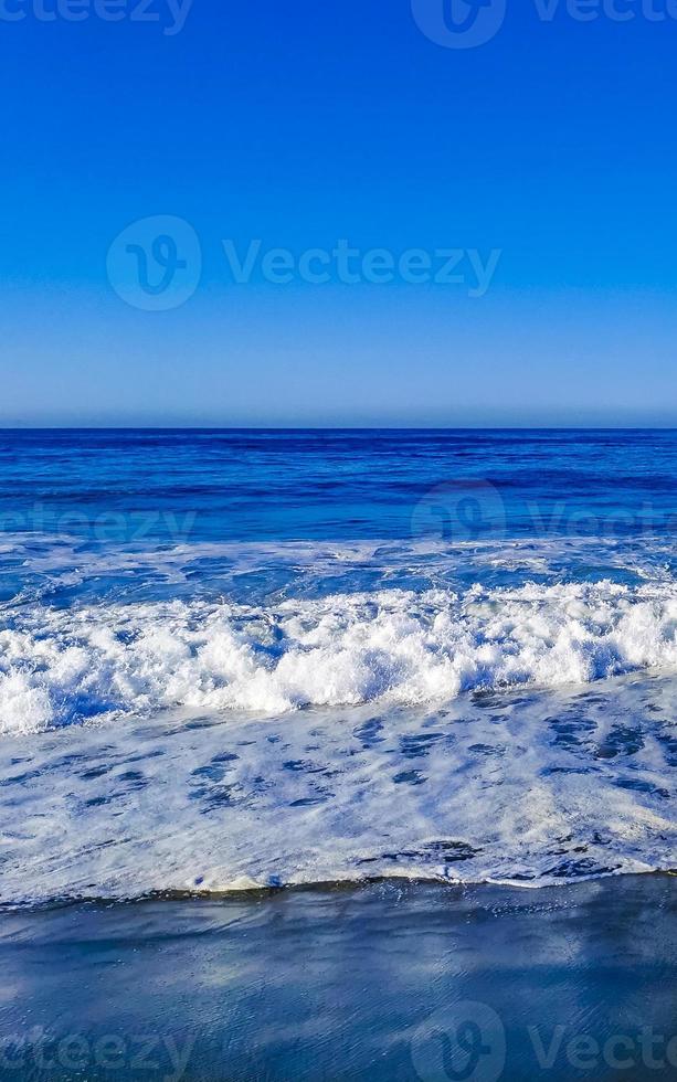 enormes olas de surfistas en la playa puerto escondido méxico. foto