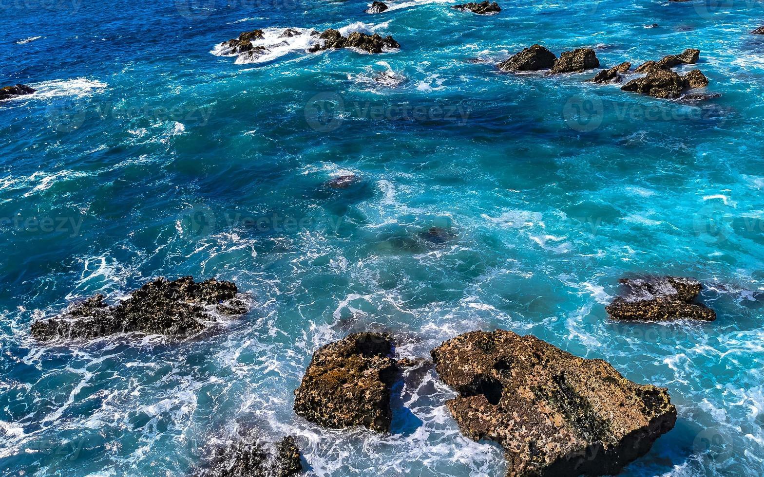 hermosas rocas acantilados ver olas en playa puerto escondido mexico. foto