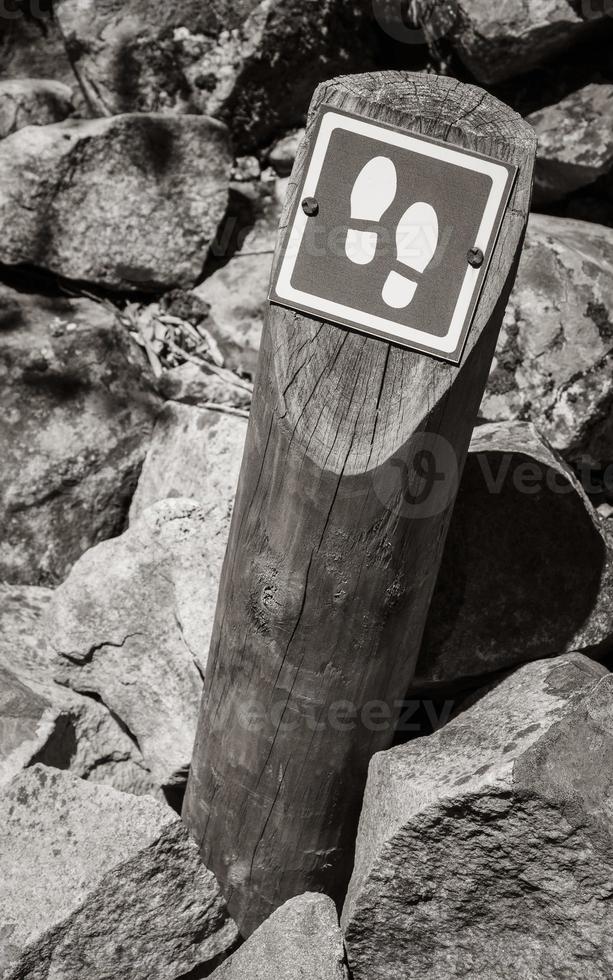 ruta de senderismo desde la ciudad del cabo hasta la montaña de la mesa. poste indicador con huellas. foto