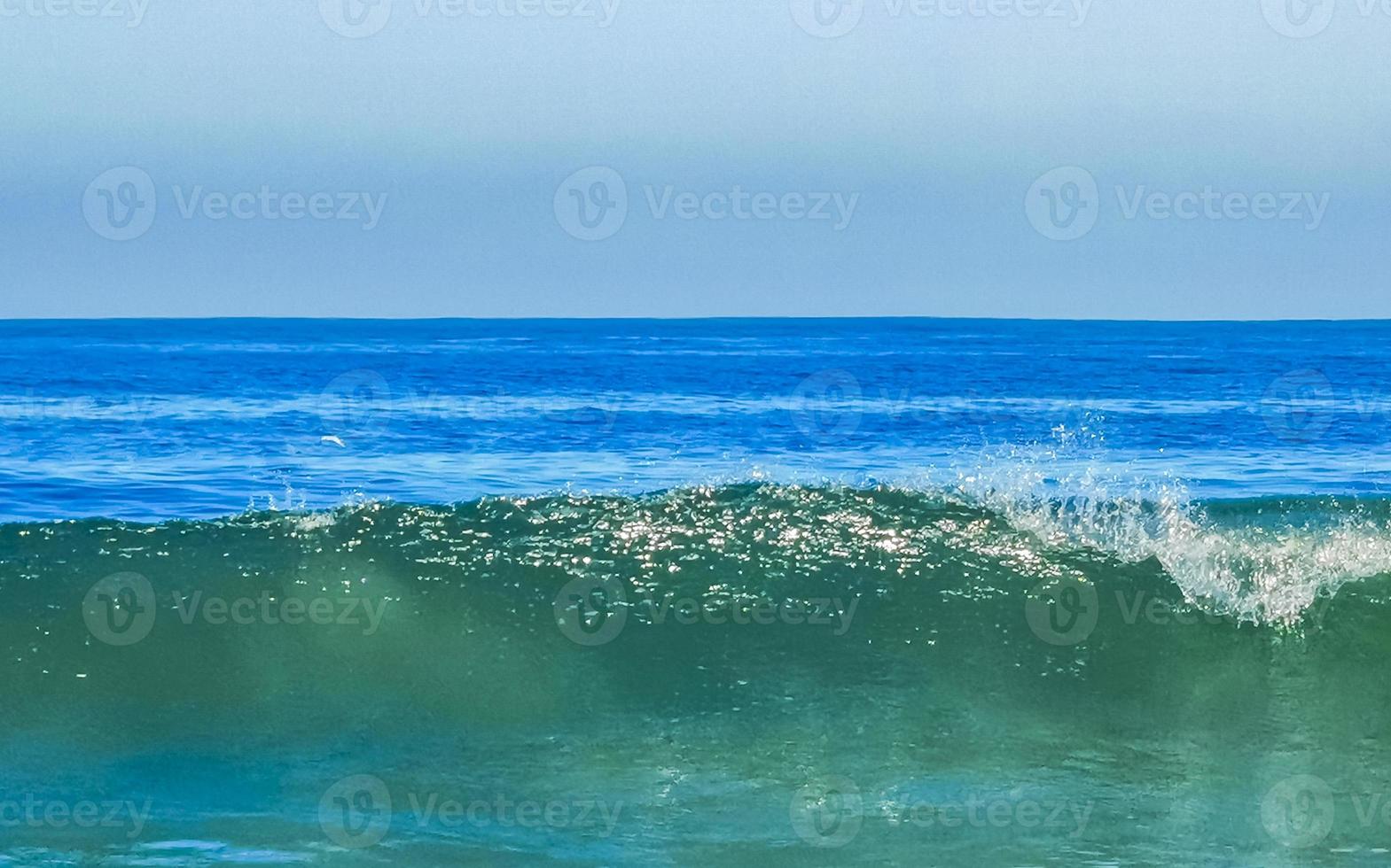 enormes olas de surfistas en la playa puerto escondido méxico. foto