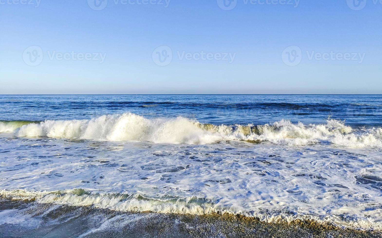 enormes olas de surfistas en la playa puerto escondido méxico. foto