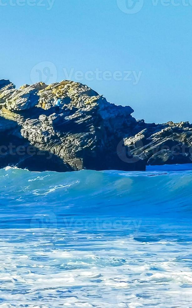 hermosas rocas acantilados olas surfistas en la playa puerto escondido mexico. foto