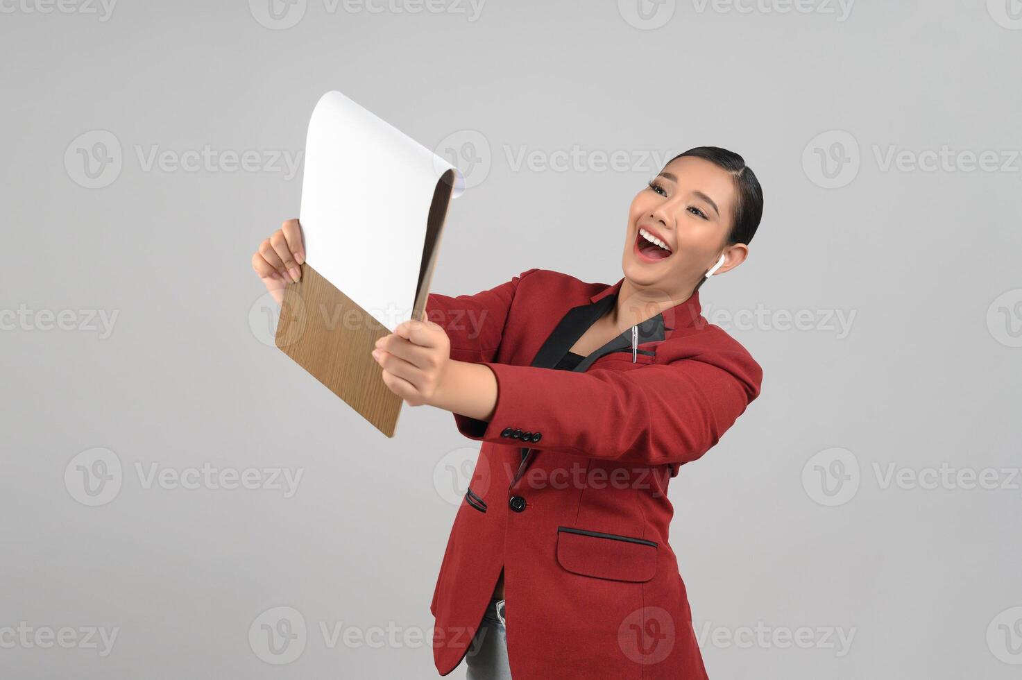 mujer hermosa joven en ropa formal para oficial sobre fondo blanco foto