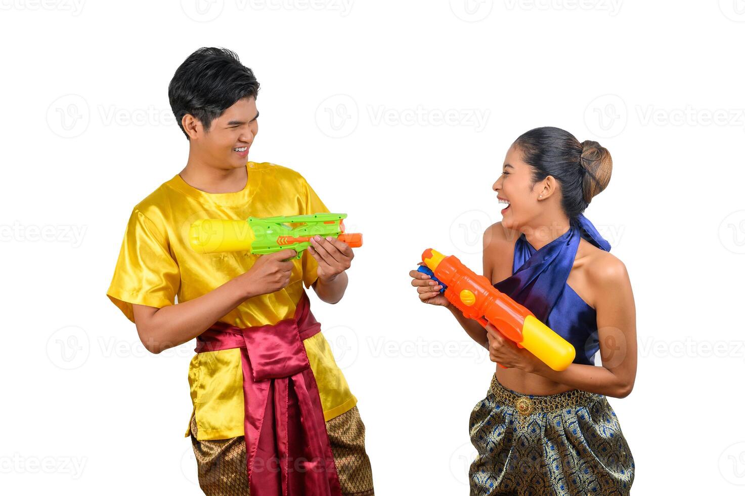 pareja joven disfruta con pistola de agua en el festival songkran foto