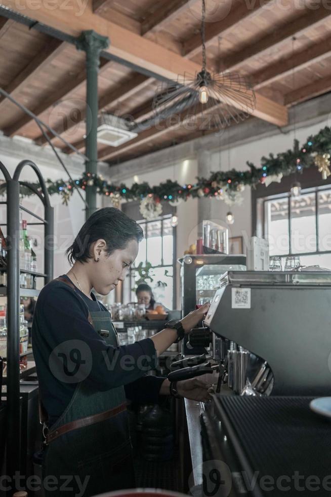 mujer asiática barista foto