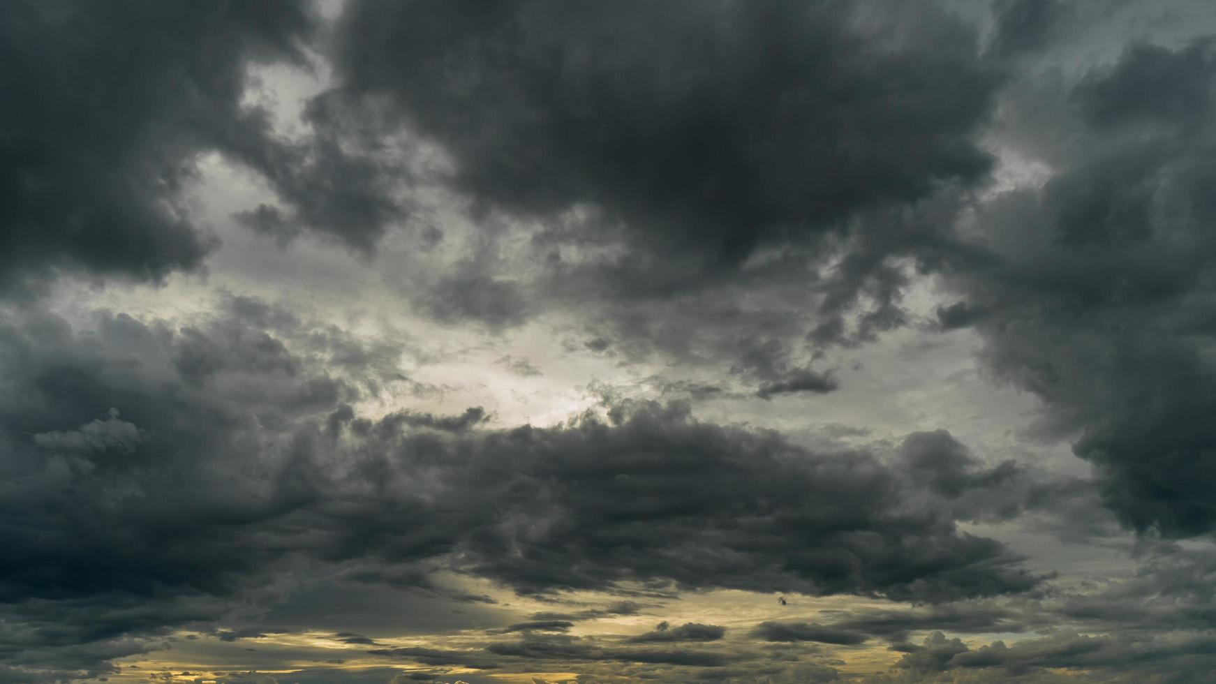 nubes de tormenta dramáticas en el cielo oscuro foto
