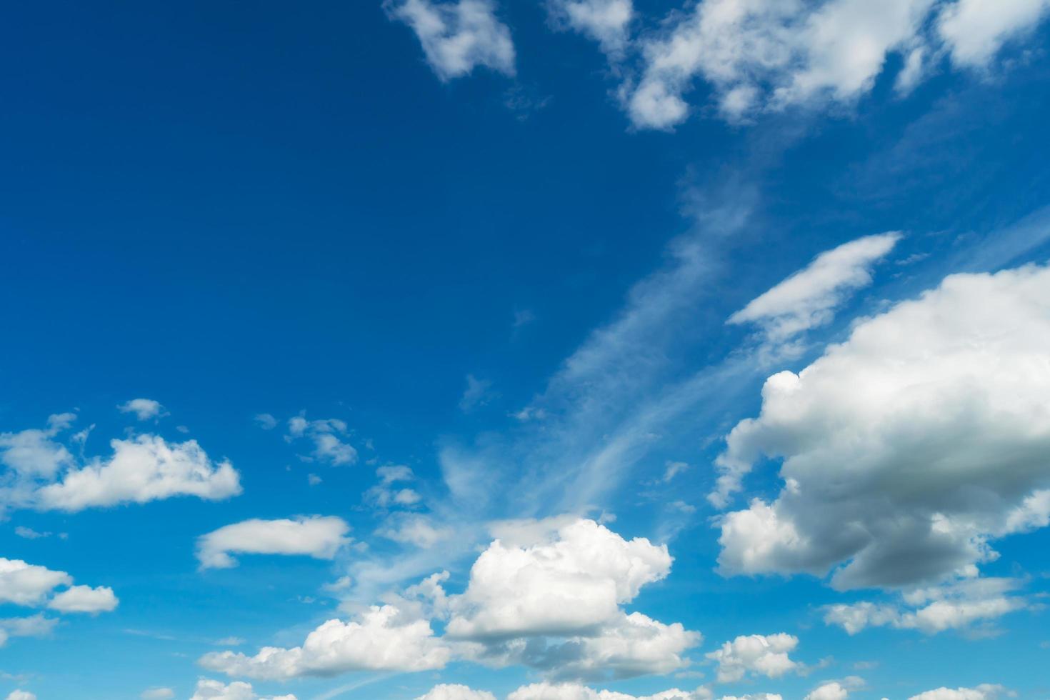 cielo azul y nubes blancas. bnube esponjosa en el fondo del cielo azul foto