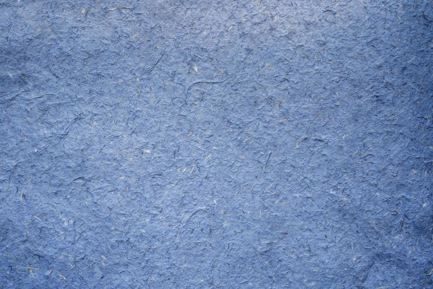 primer plano de papel artesanal arrugado textura azul y fondo con espacio de copia foto