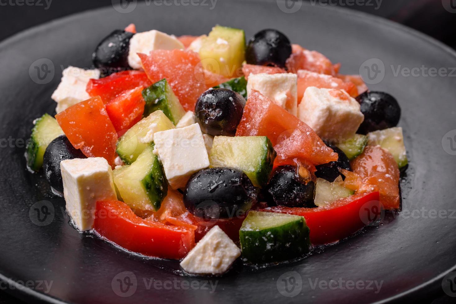 deliciosa ensalada griega fresca con aceitunas, tomates, pepinos y queso feta foto