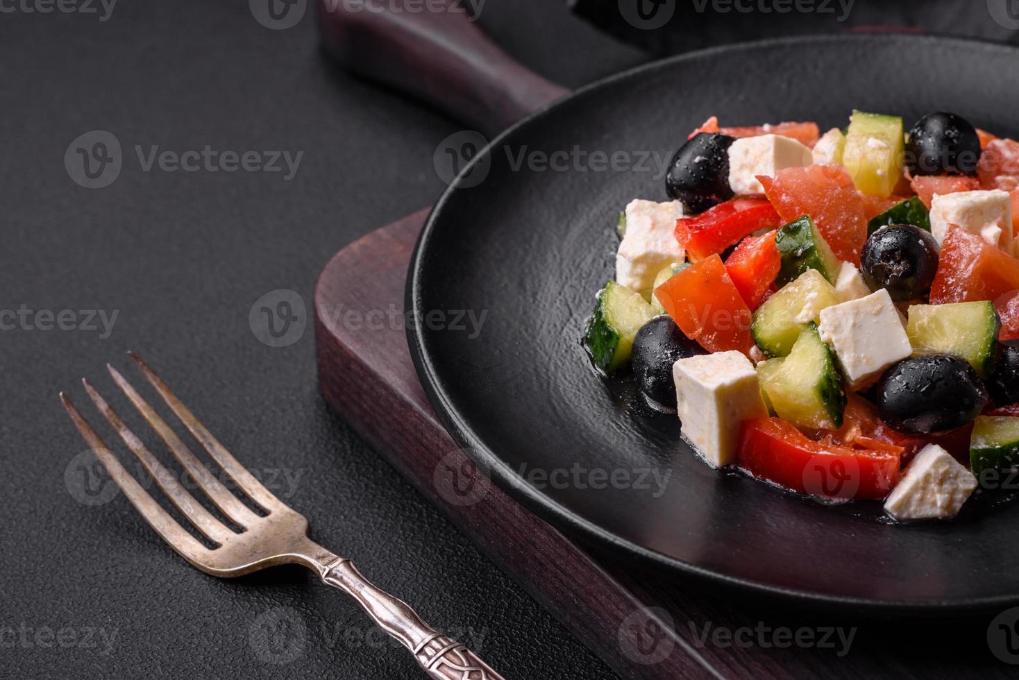 deliciosa ensalada griega fresca con aceitunas, tomates, pepinos y queso feta foto