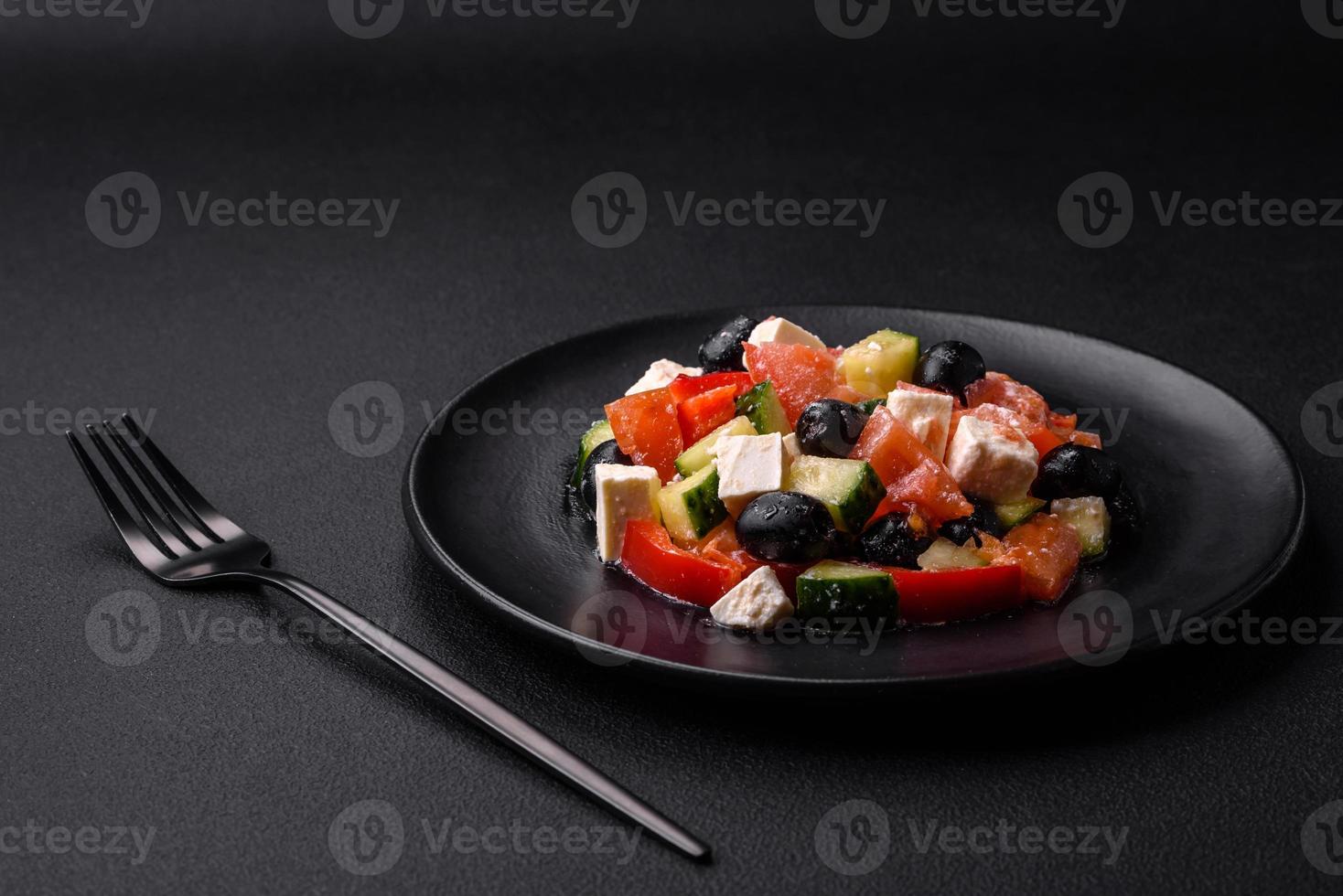 deliciosa ensalada griega fresca con aceitunas, tomates, pepinos y queso feta foto