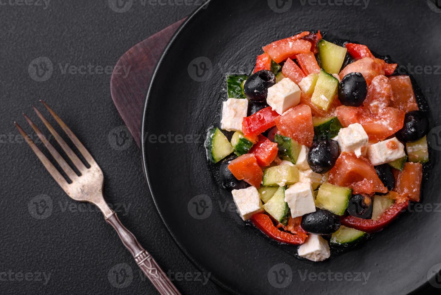 deliciosa ensalada griega fresca con aceitunas, tomates, pepinos y queso feta foto