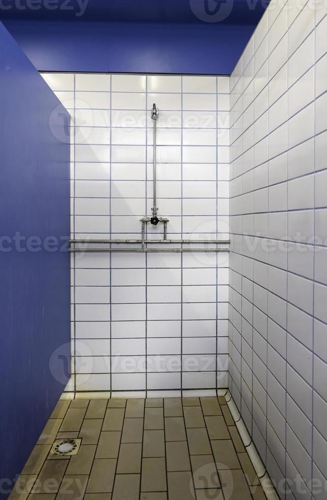 duchas en un vestuario foto