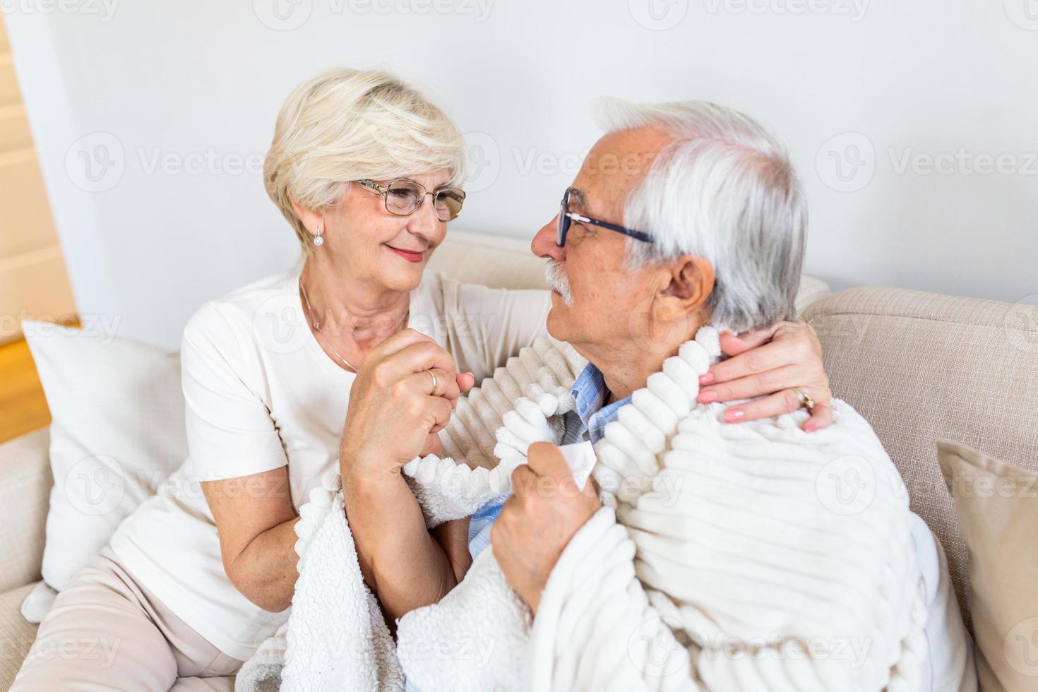 hombre mayor sintiéndose enfermo. su esposa le dio apoyo y amor foto