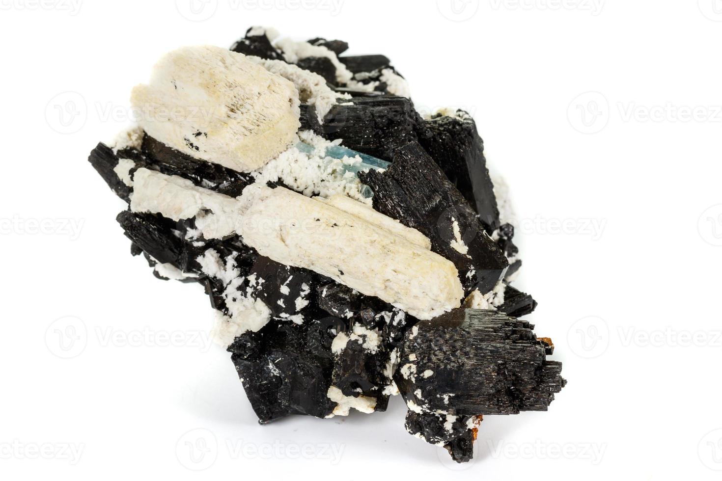 macro mineral Roca feldespato y aguamarina y turmalina en un blanco antecedentes foto