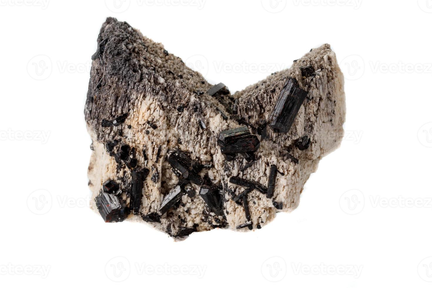 macro mineral Roca turmalina negra, negro turmalina en el feldespato en un blanco antecedentes foto