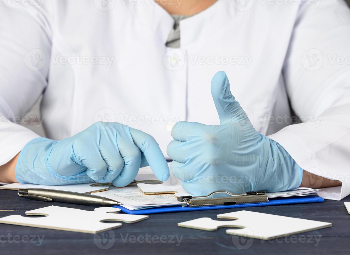 médico mujer en blanco Saco demostración me gusta gesto en mano, aprobación concepto foto