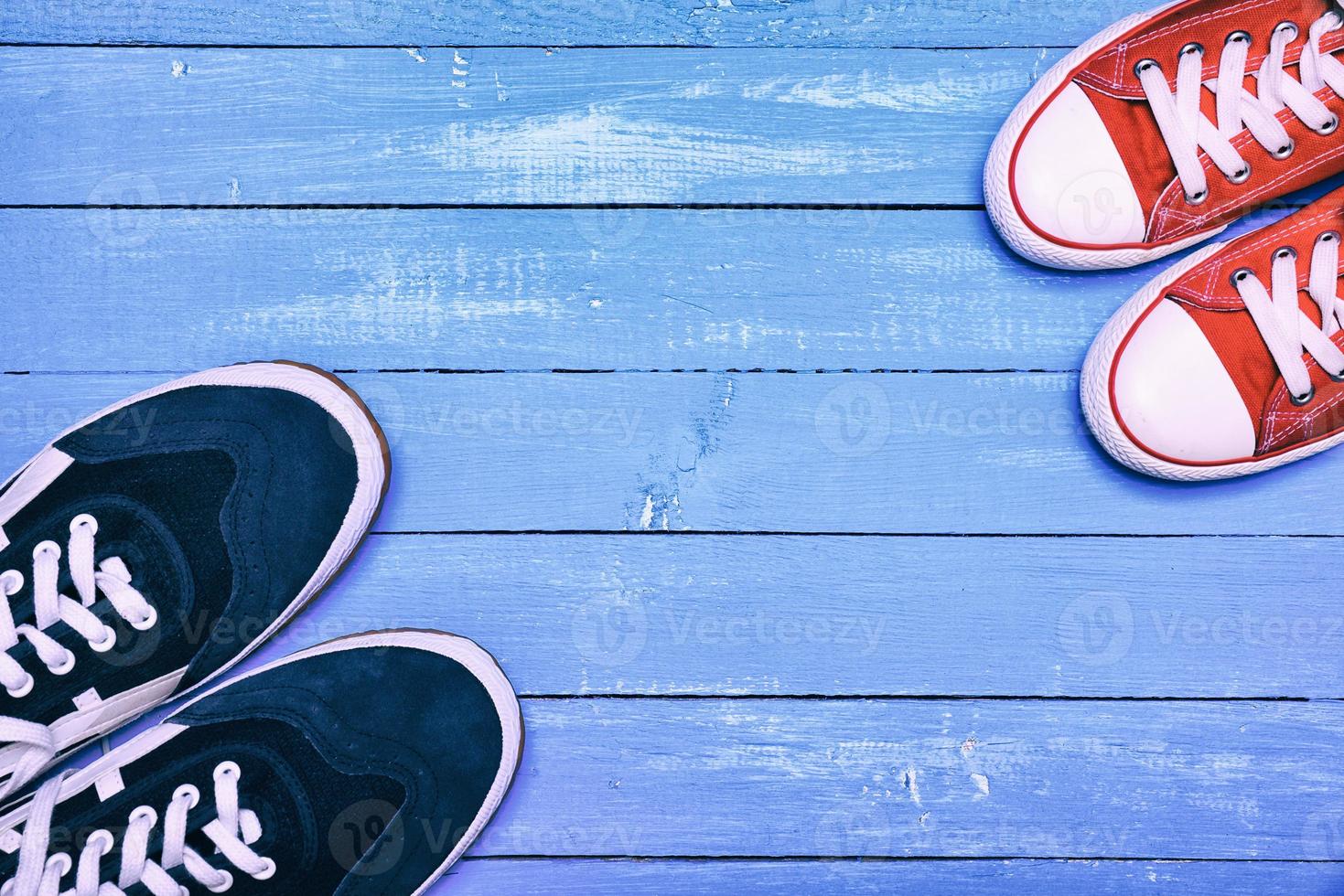 dos pares de deportivo zapatillas, azul de los hombres zapatillas y rojo De las mujeres foto