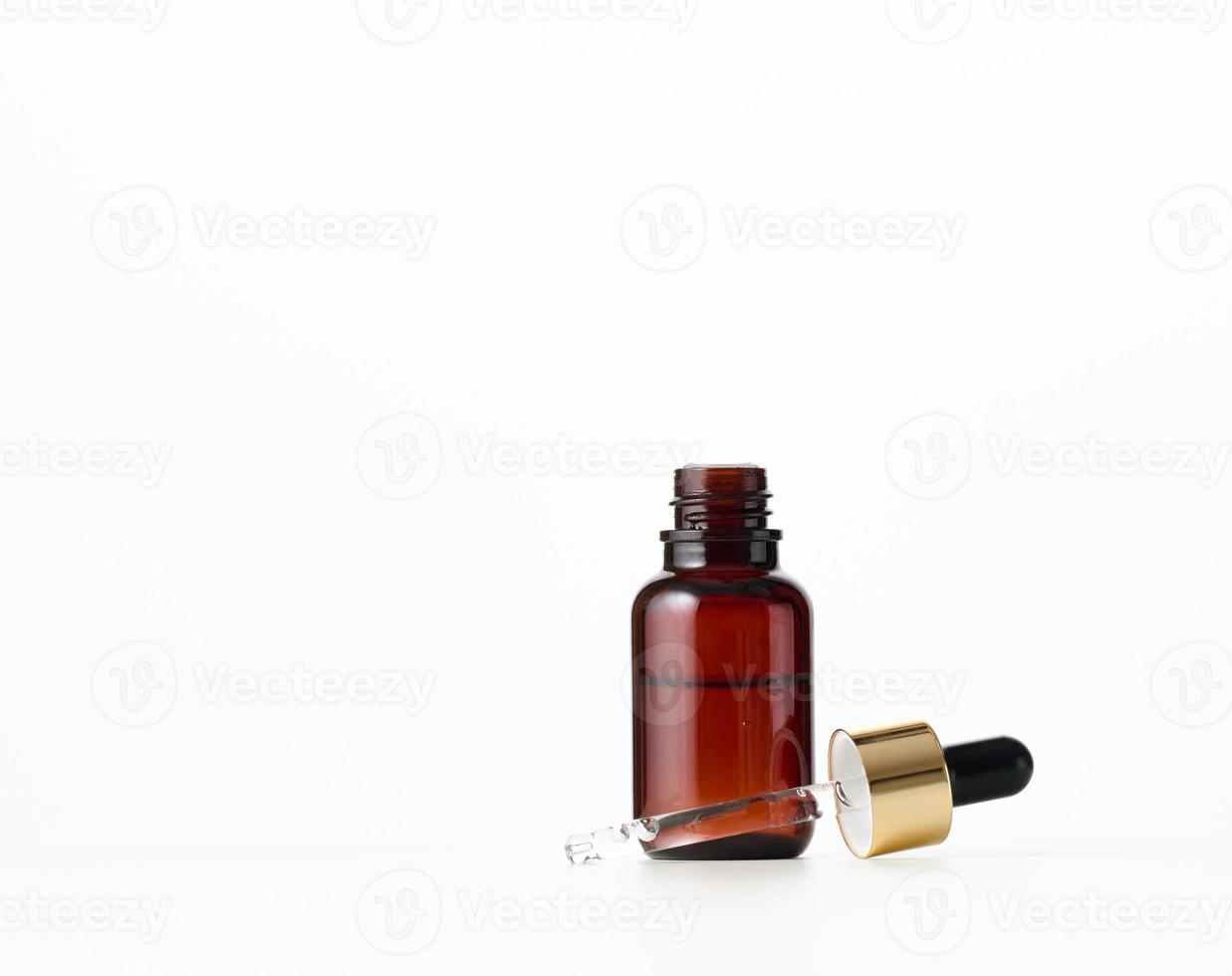 marrón vaso botella con un pipeta. envase para productos cosméticos, ácidos y aceites en un blanco antecedentes foto