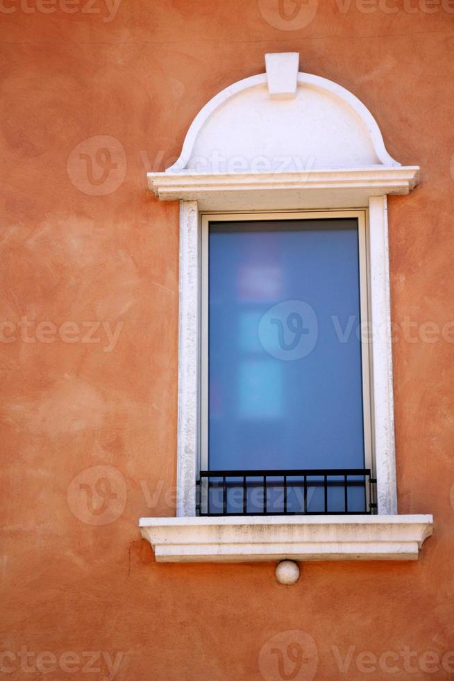 pequeña ventana en la gran ciudad. foto