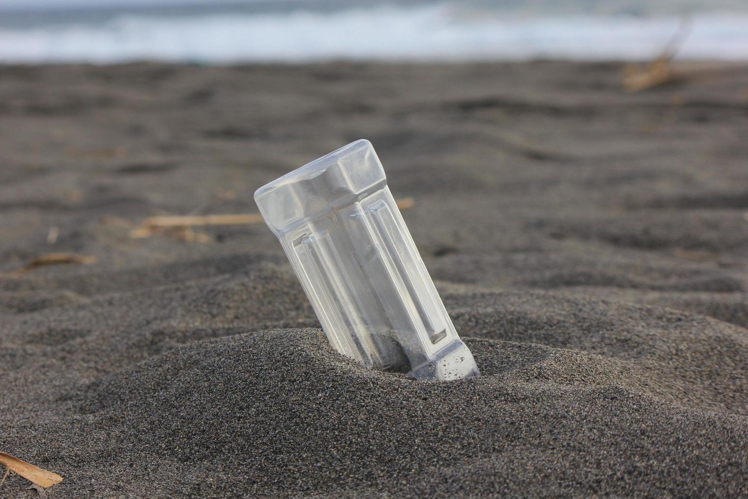 foto de un llanura usado botella con luz